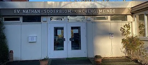 Eingang des Kirchengebäudes "Ev. Nathan-Söderblom-Kirchengemeinde". Analysis